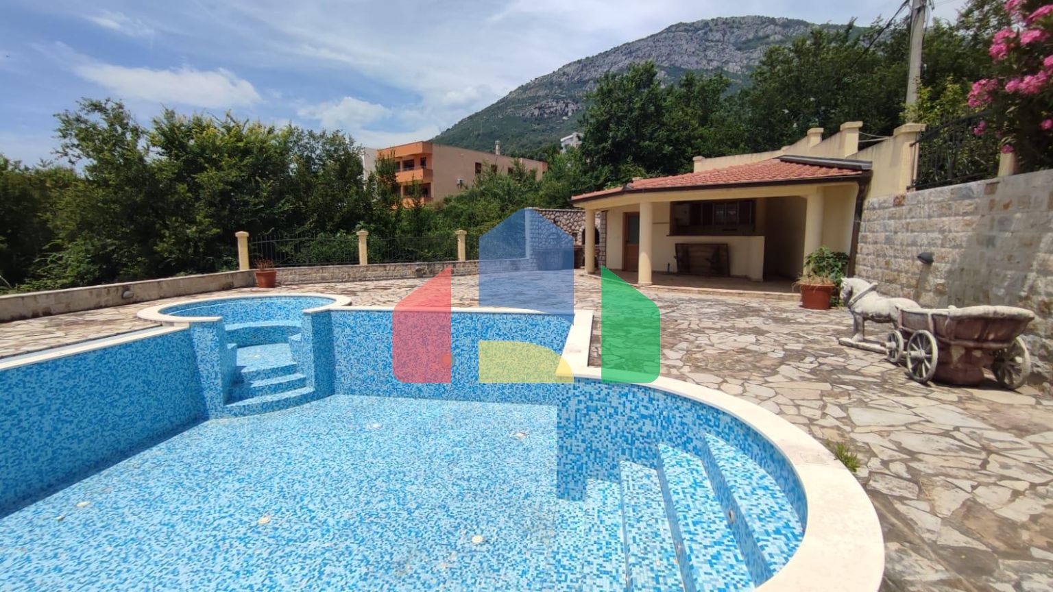 Просторная вилла в Шушани на большом участке земли