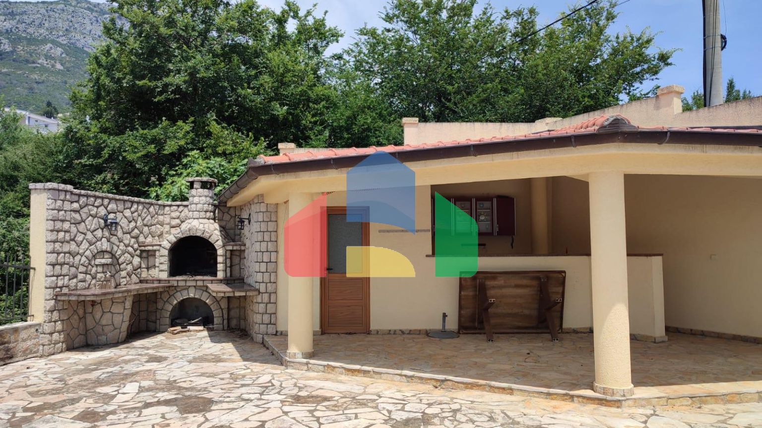 Просторная вилла в Шушани на большом участке земли