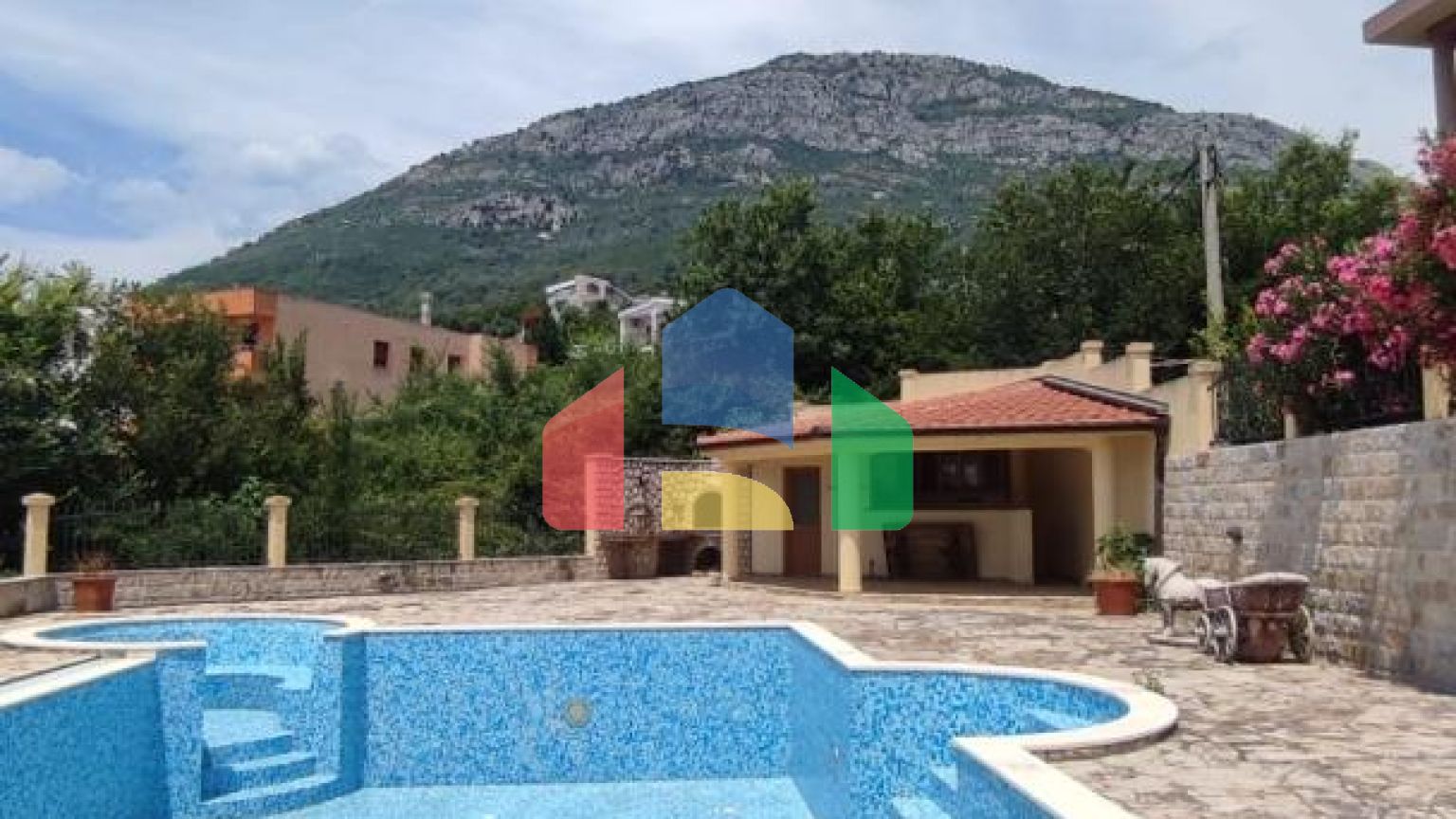 Просторная вилла в Шушани на большом участке земли