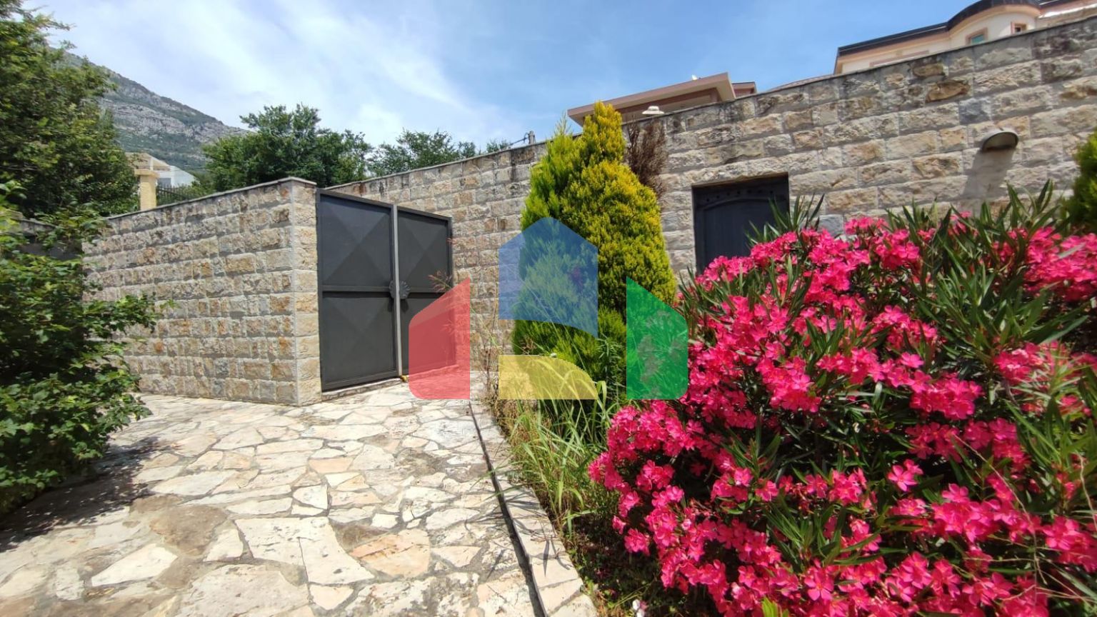 Просторная вилла в Шушани на большом участке земли