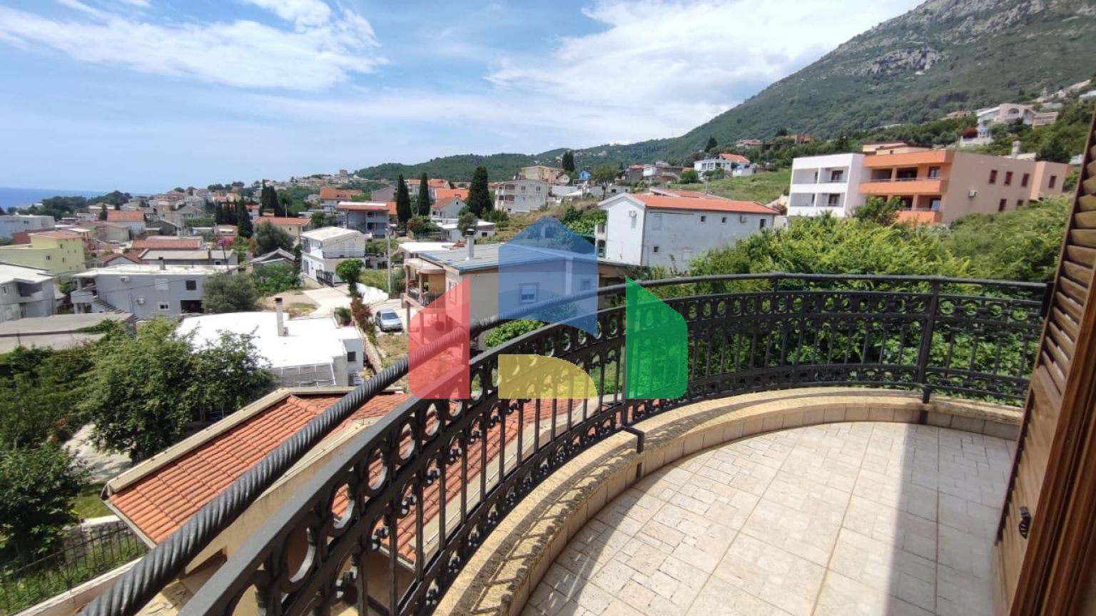 Просторная вилла в Шушани на большом участке земли