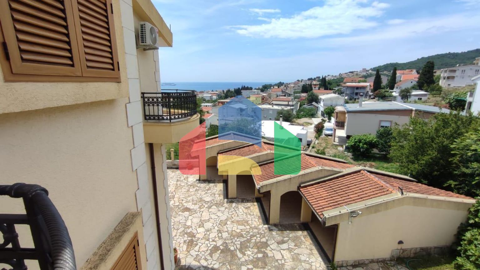 Просторная вилла в Шушани на большом участке земли