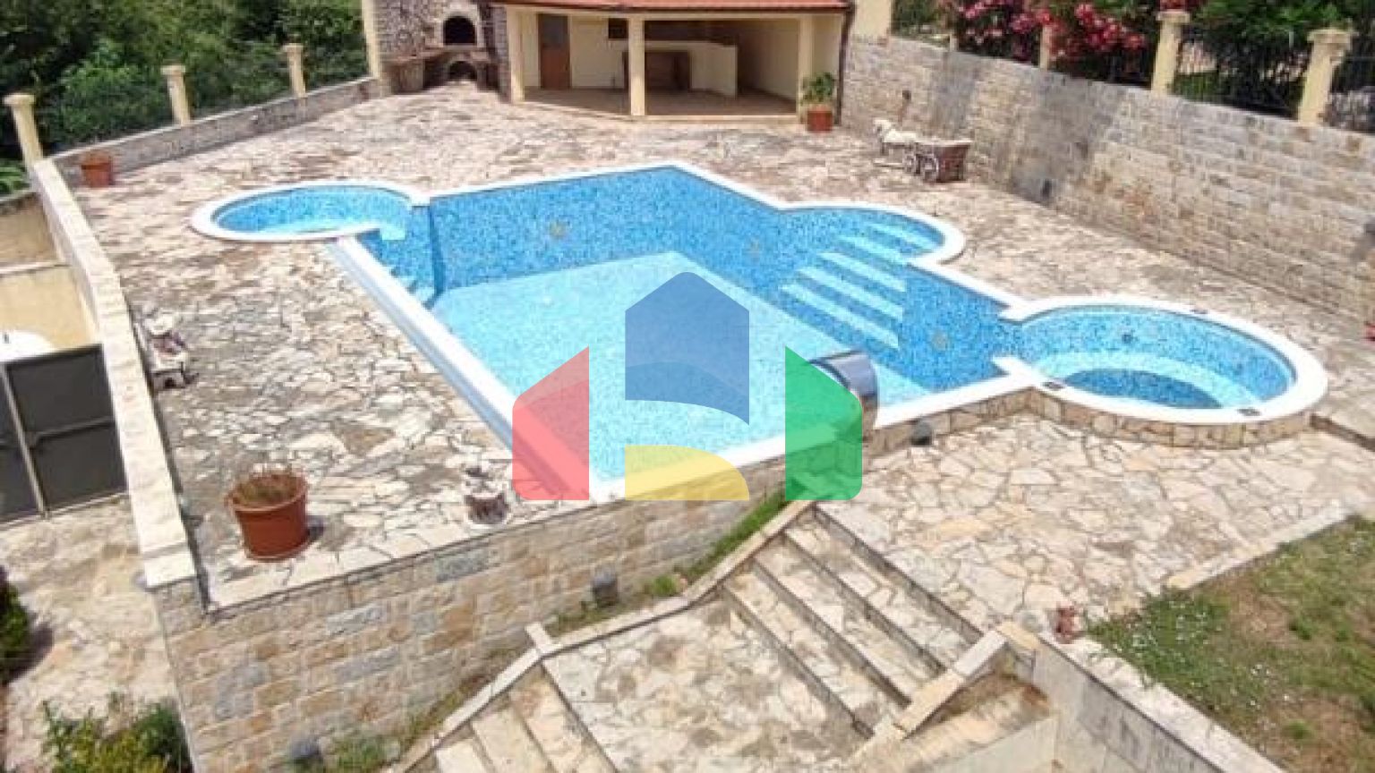 Просторная вилла в Шушани на большом участке земли