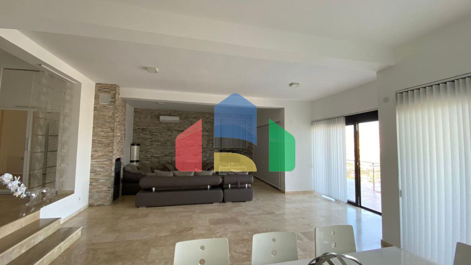 Современная вилла с бассейном в Баре