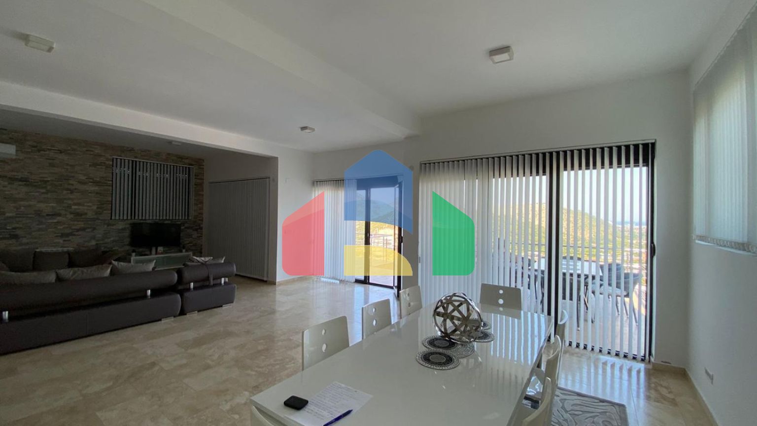 Современная вилла с бассейном в Баре