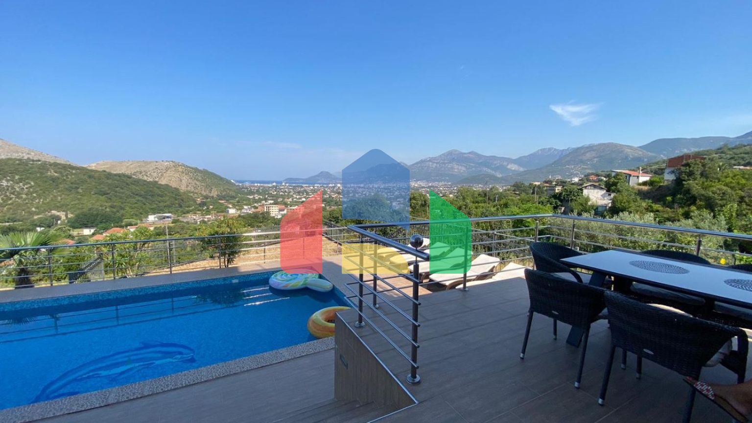 Современная вилла с бассейном в Баре