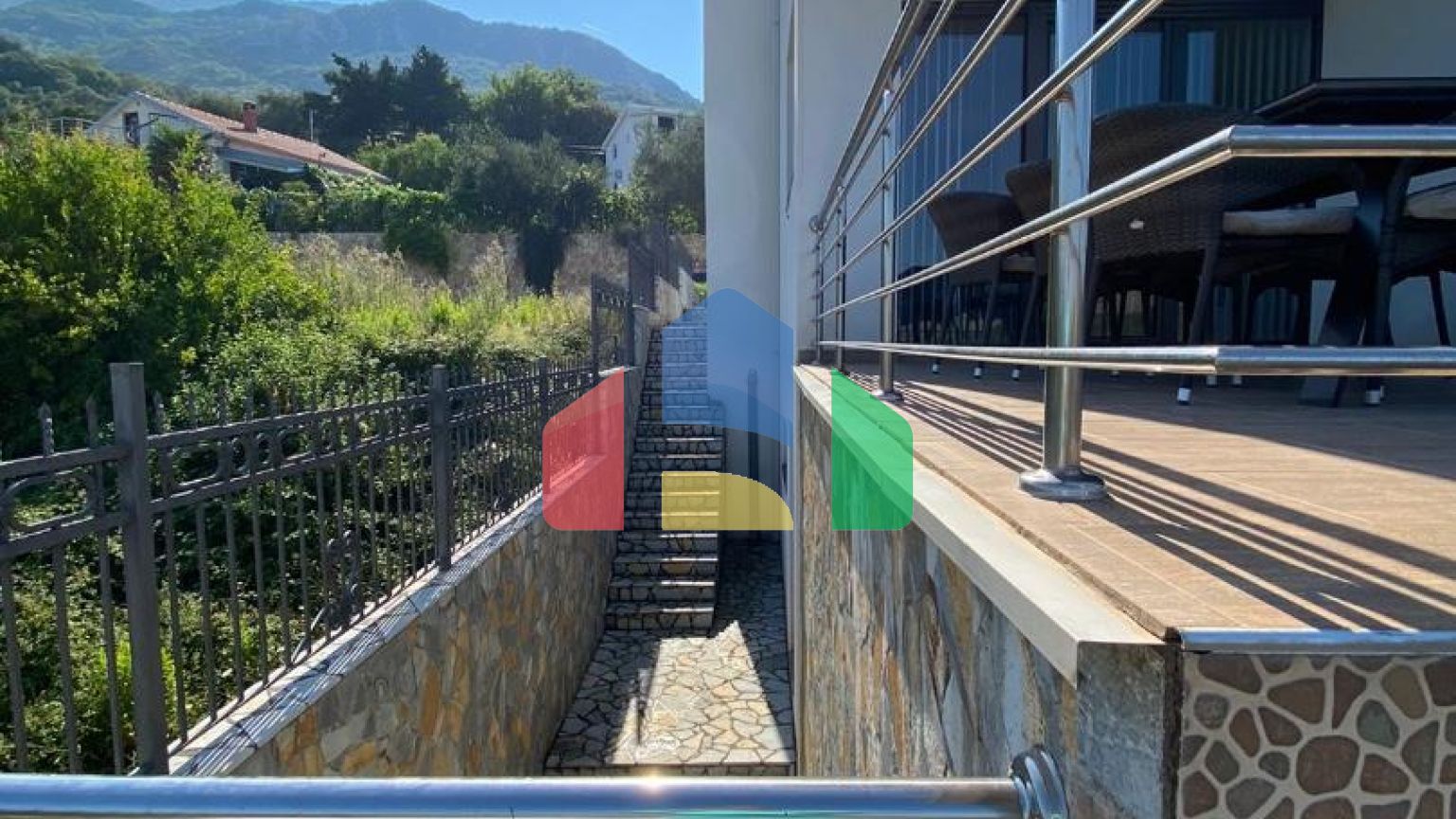 Современная вилла с бассейном в Баре