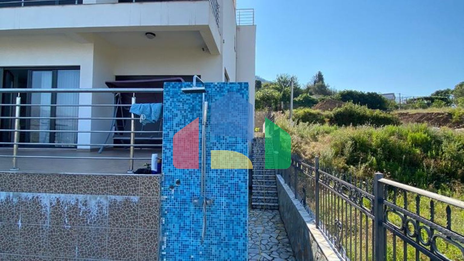 Современная вилла с бассейном в Баре