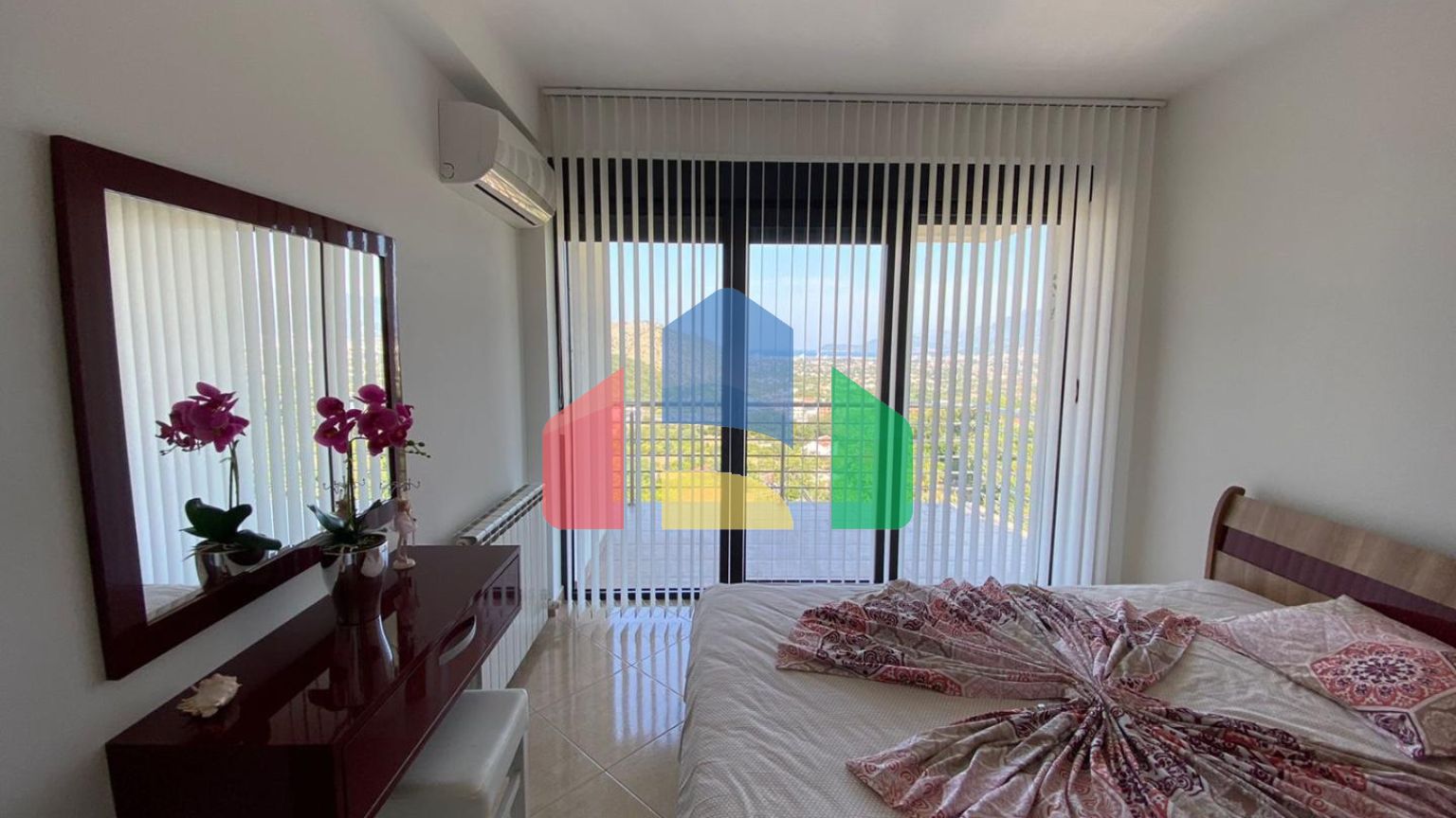 Современная вилла с бассейном в Баре