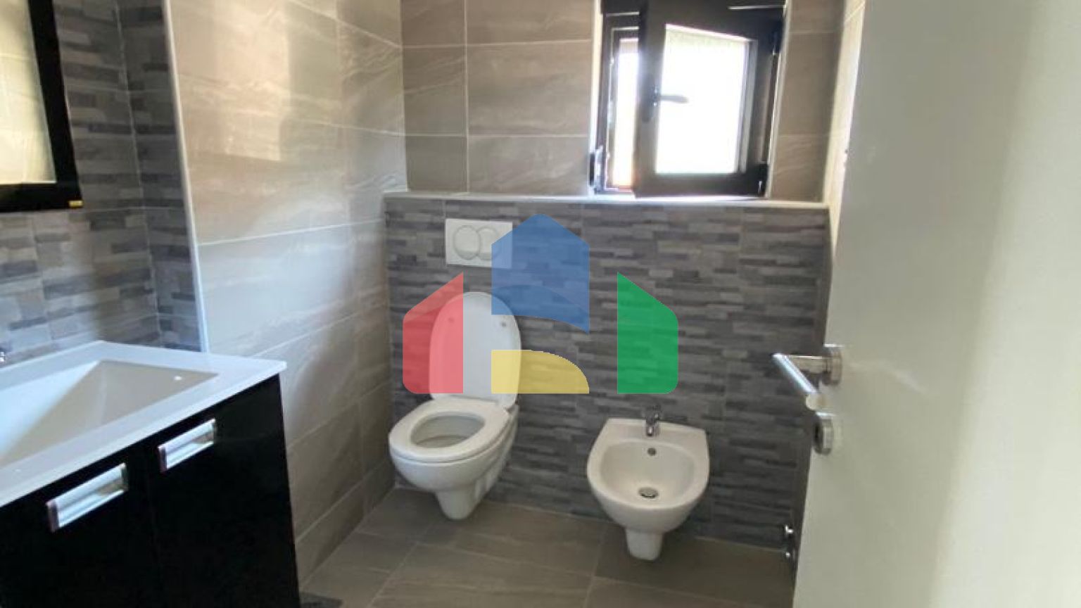 Современная вилла с бассейном в Баре