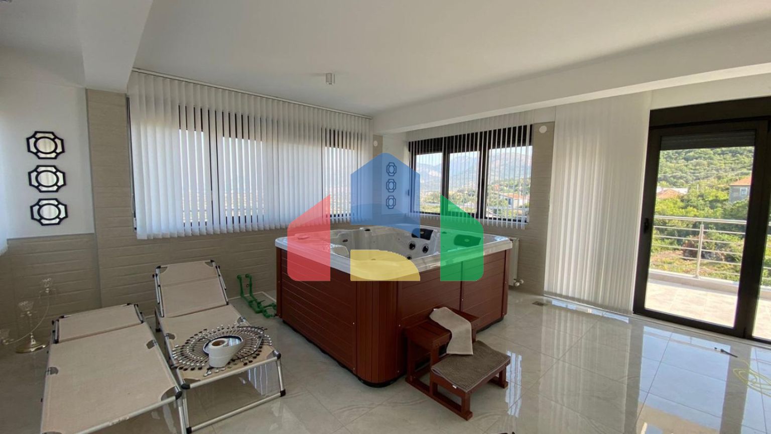 Современная вилла с бассейном в Баре