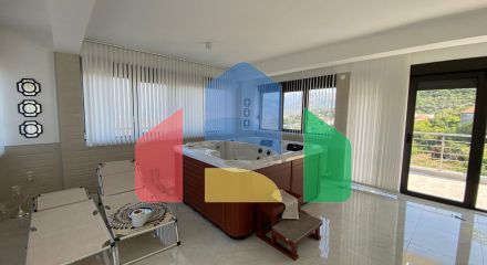 Современная вилла с бассейном в Баре