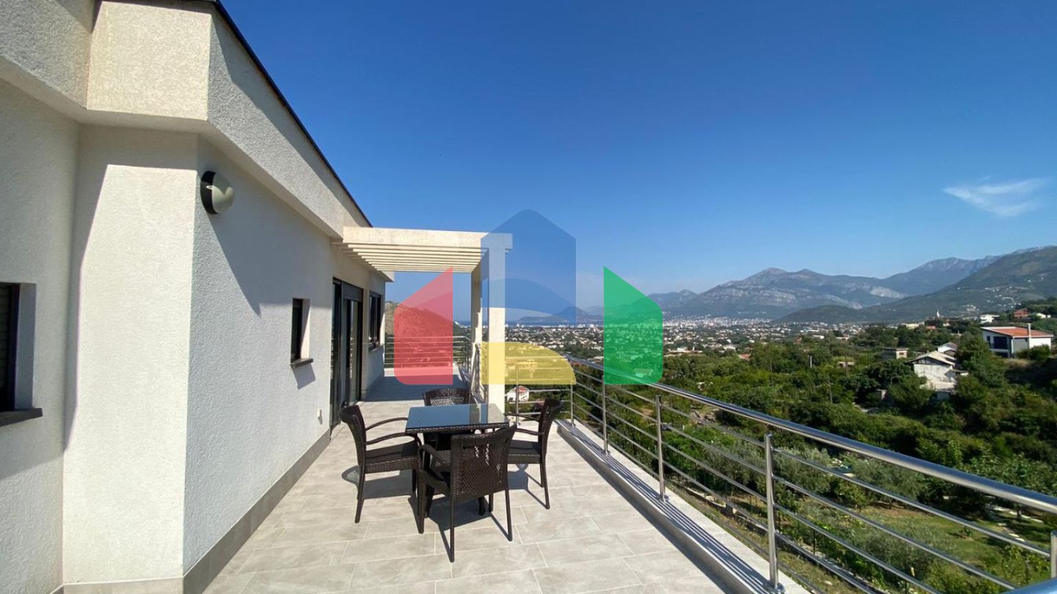 Современная вилла с бассейном в Баре