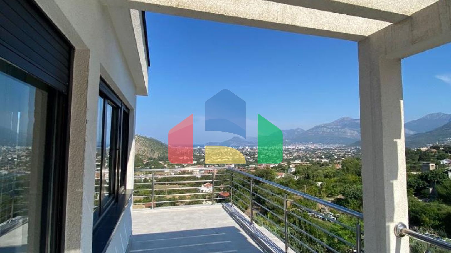 Современная вилла с бассейном в Баре