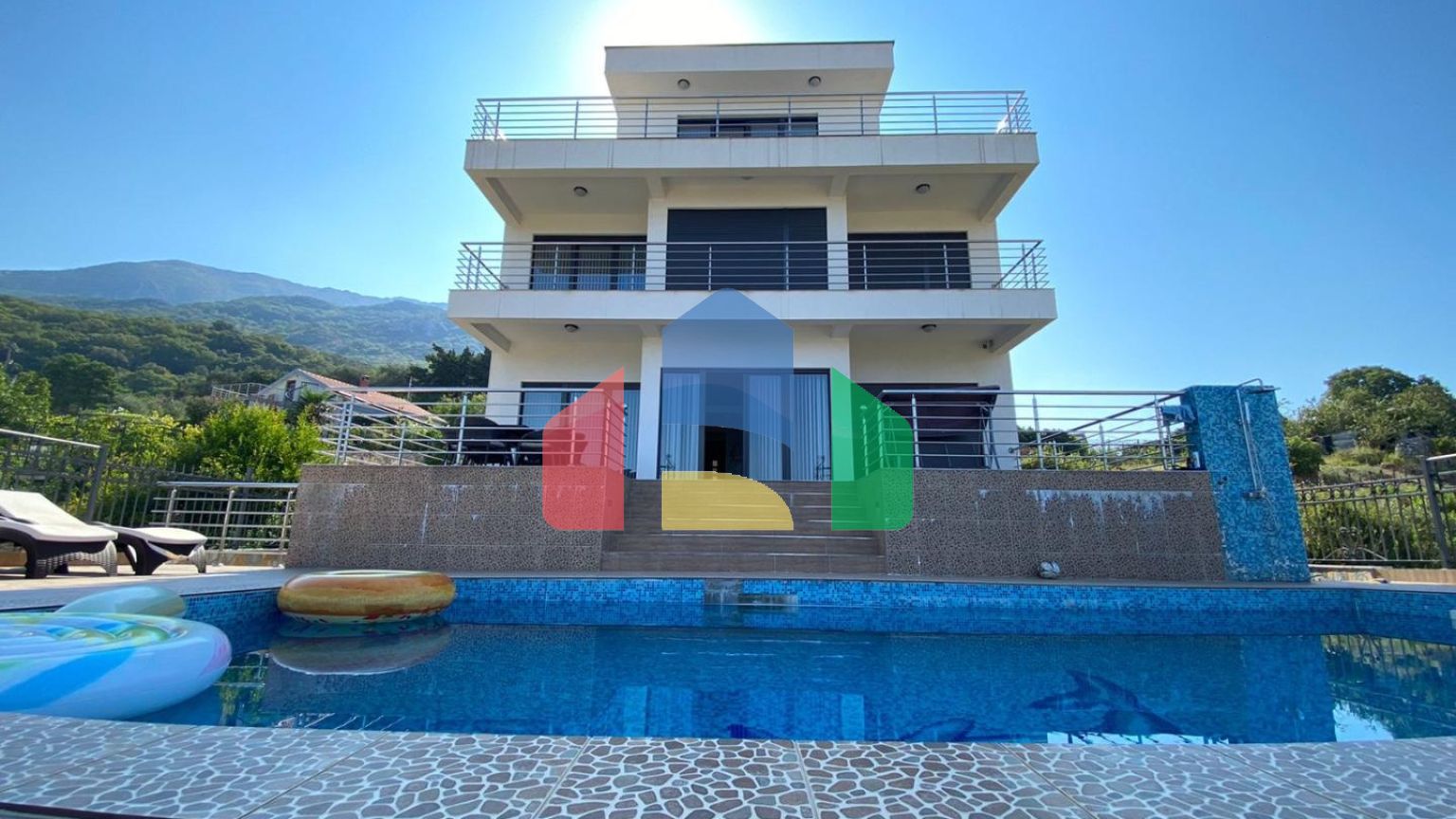 Современная вилла с бассейном в Баре