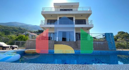 Современная вилла с бассейном в Баре