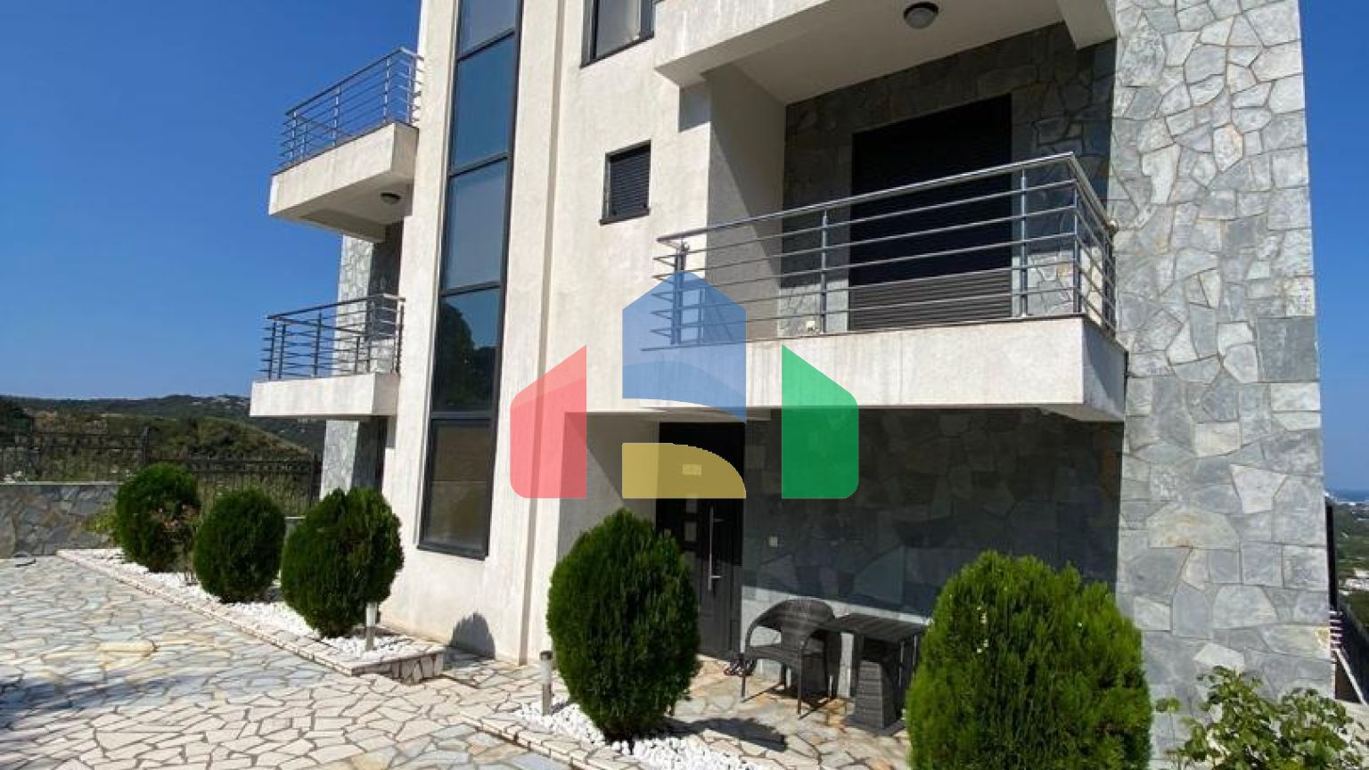 Современная вилла с бассейном в Баре