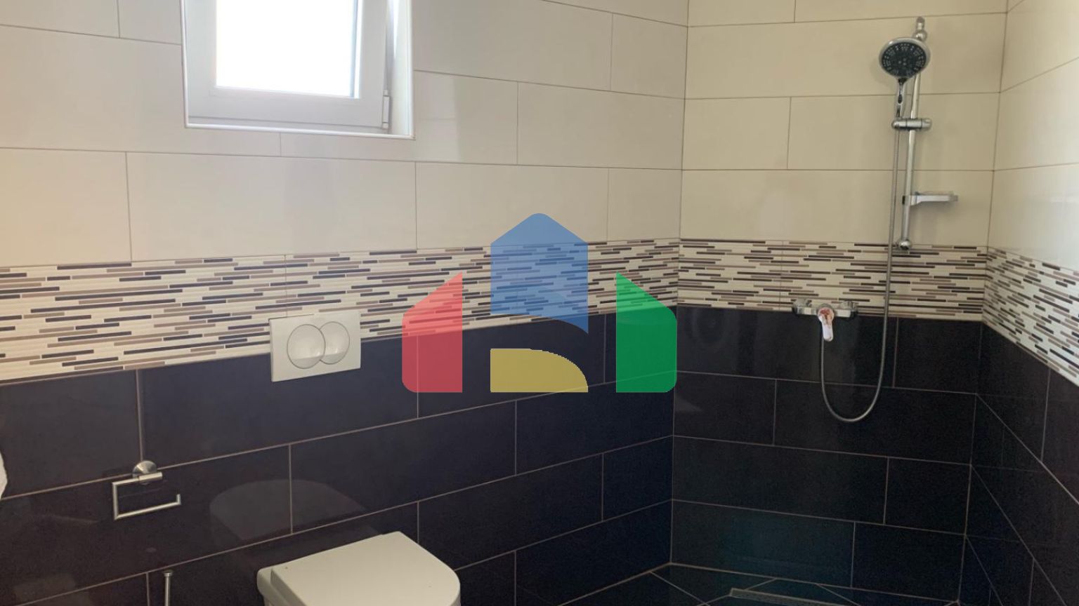 Комплекс в Баре с 3 просторными квартирами и бассейном на крыше