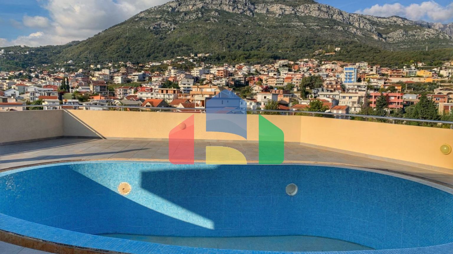 Комплекс в Баре с 3 просторными квартирами и бассейном на крыше