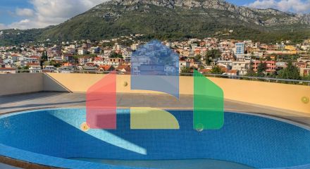 Комплекс в Баре с 3 просторными квартирами и бассейном на крыше