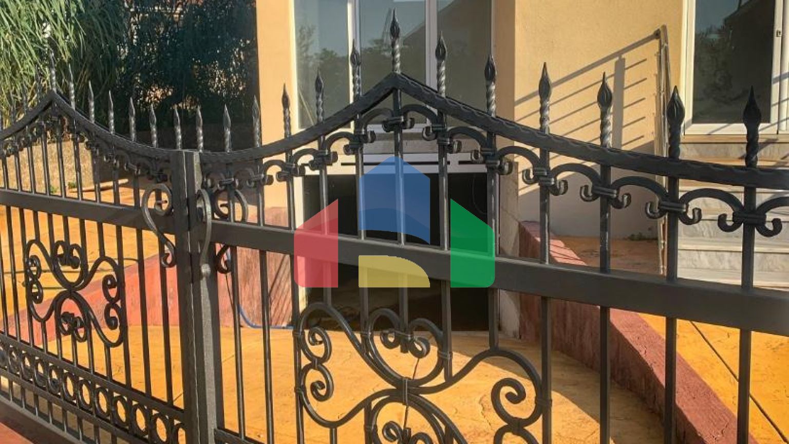 Комплекс в Баре с 3 просторными квартирами и бассейном на крыше