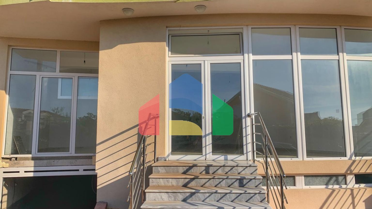 Комплекс в Баре с 3 просторными квартирами и бассейном на крыше