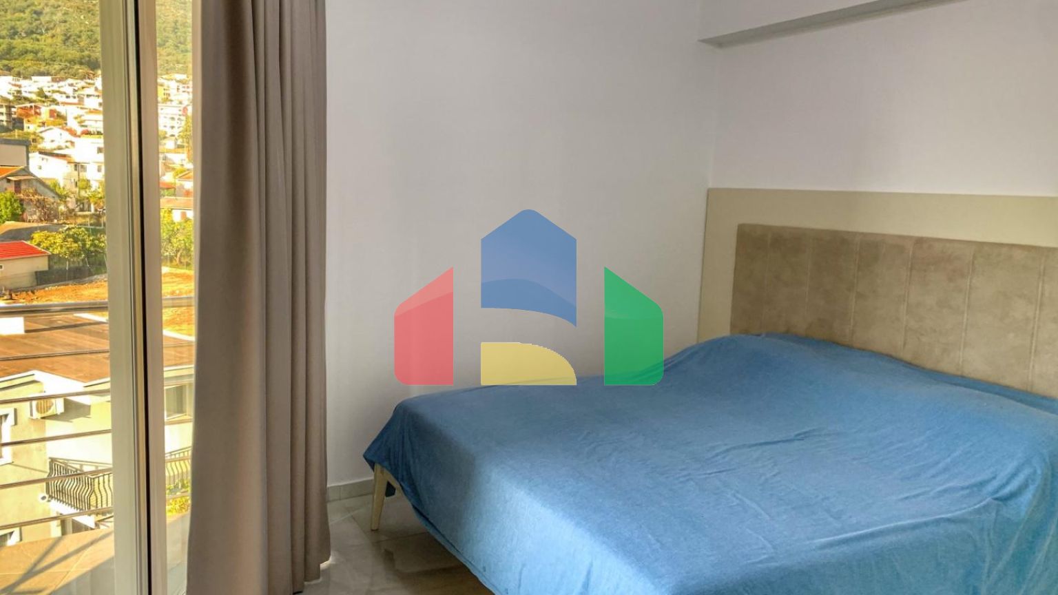 Комплекс в Баре с 3 просторными квартирами и бассейном на крыше