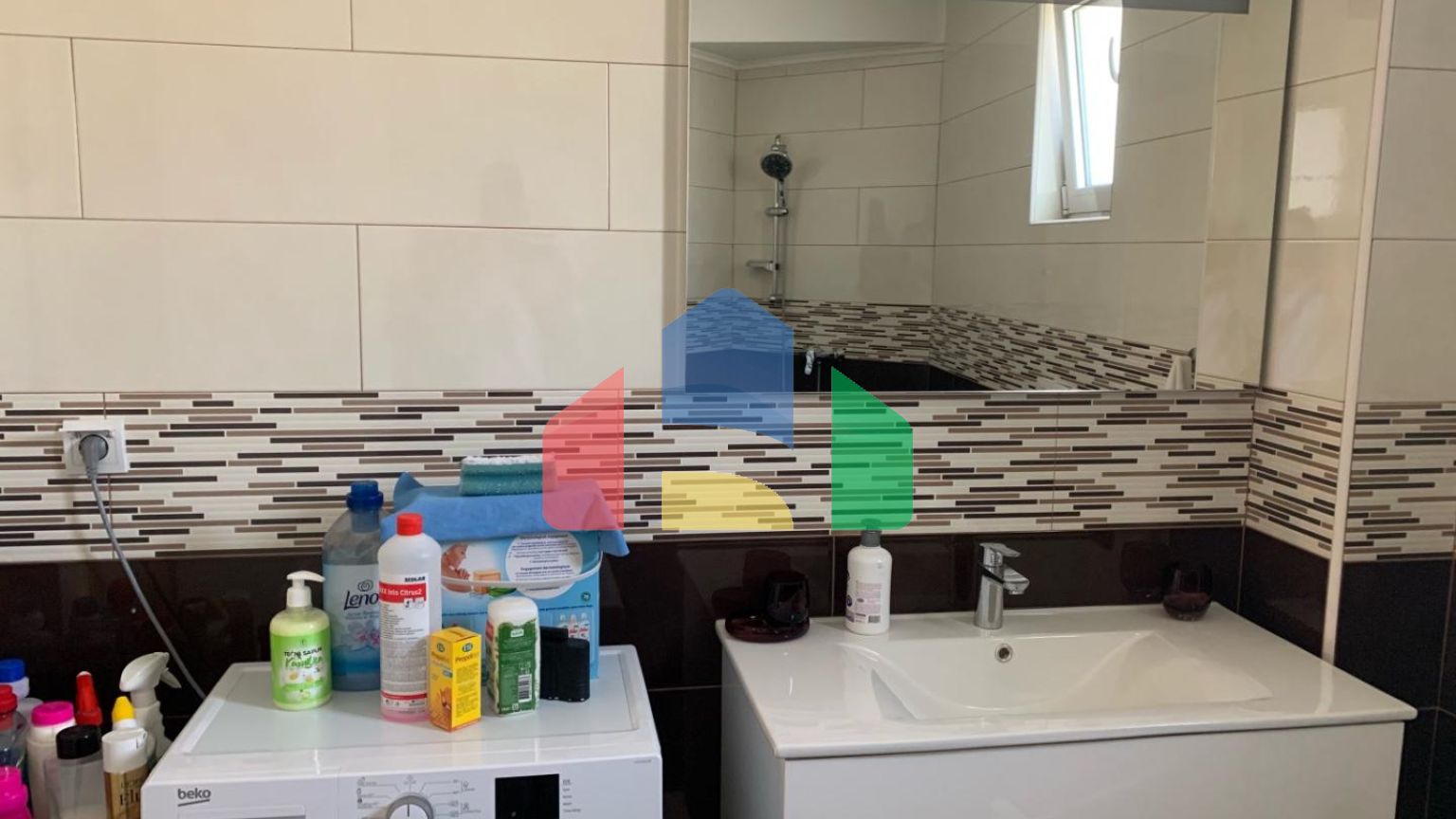 Комплекс в Баре с 3 просторными квартирами и бассейном на крыше