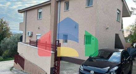 Трехэтажный дом с участком