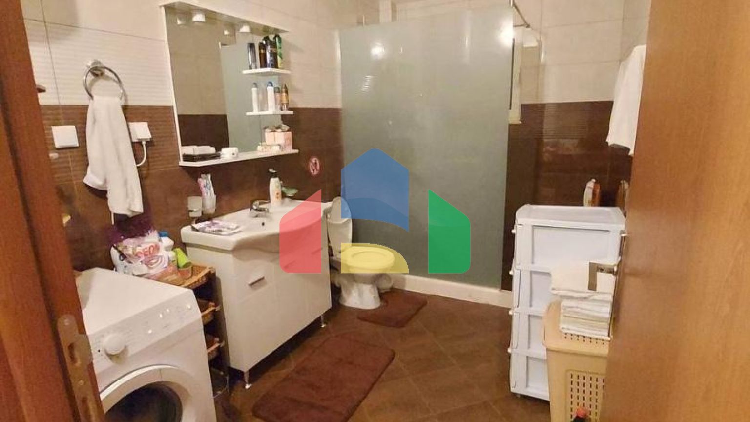 Трехэтажный дом с участком