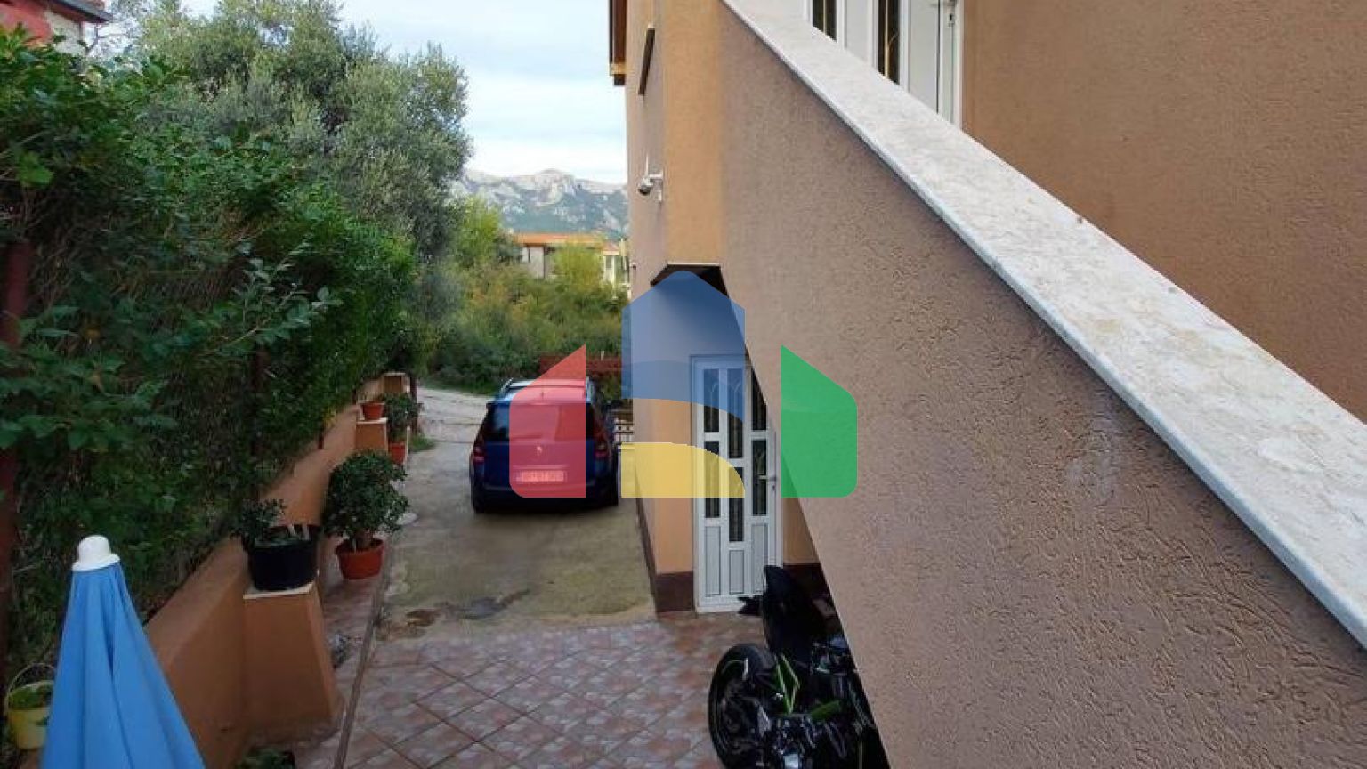 Трехэтажный дом с участком