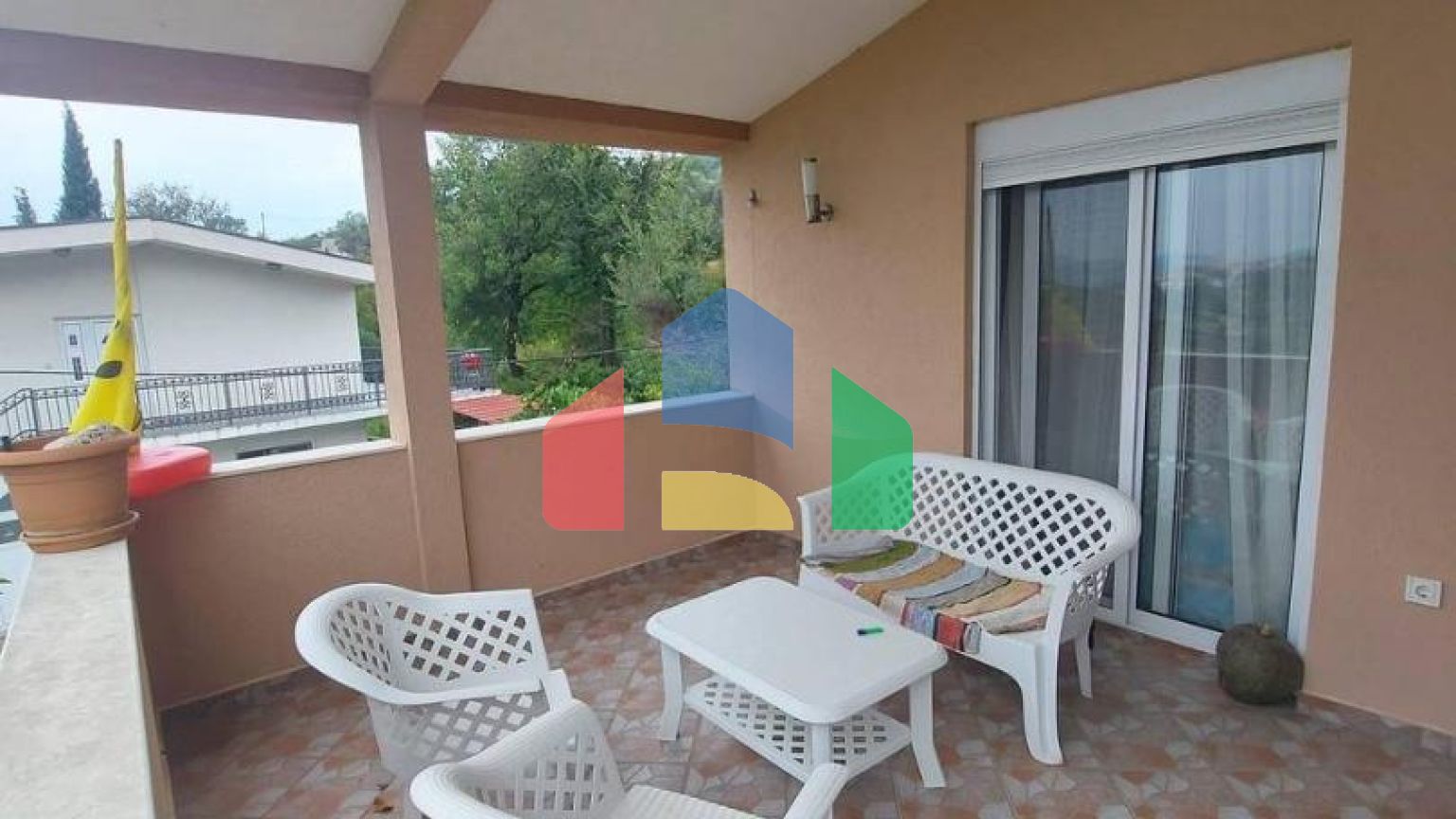 Трехэтажный дом с участком