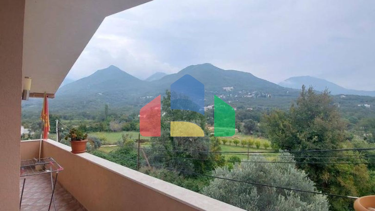 Трехэтажный дом с участком