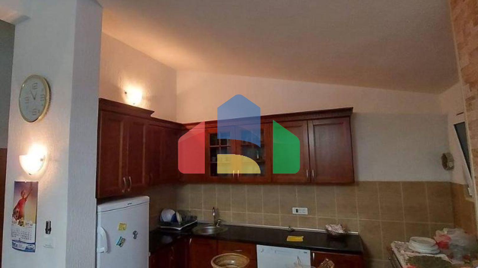 Трехэтажный дом с участком