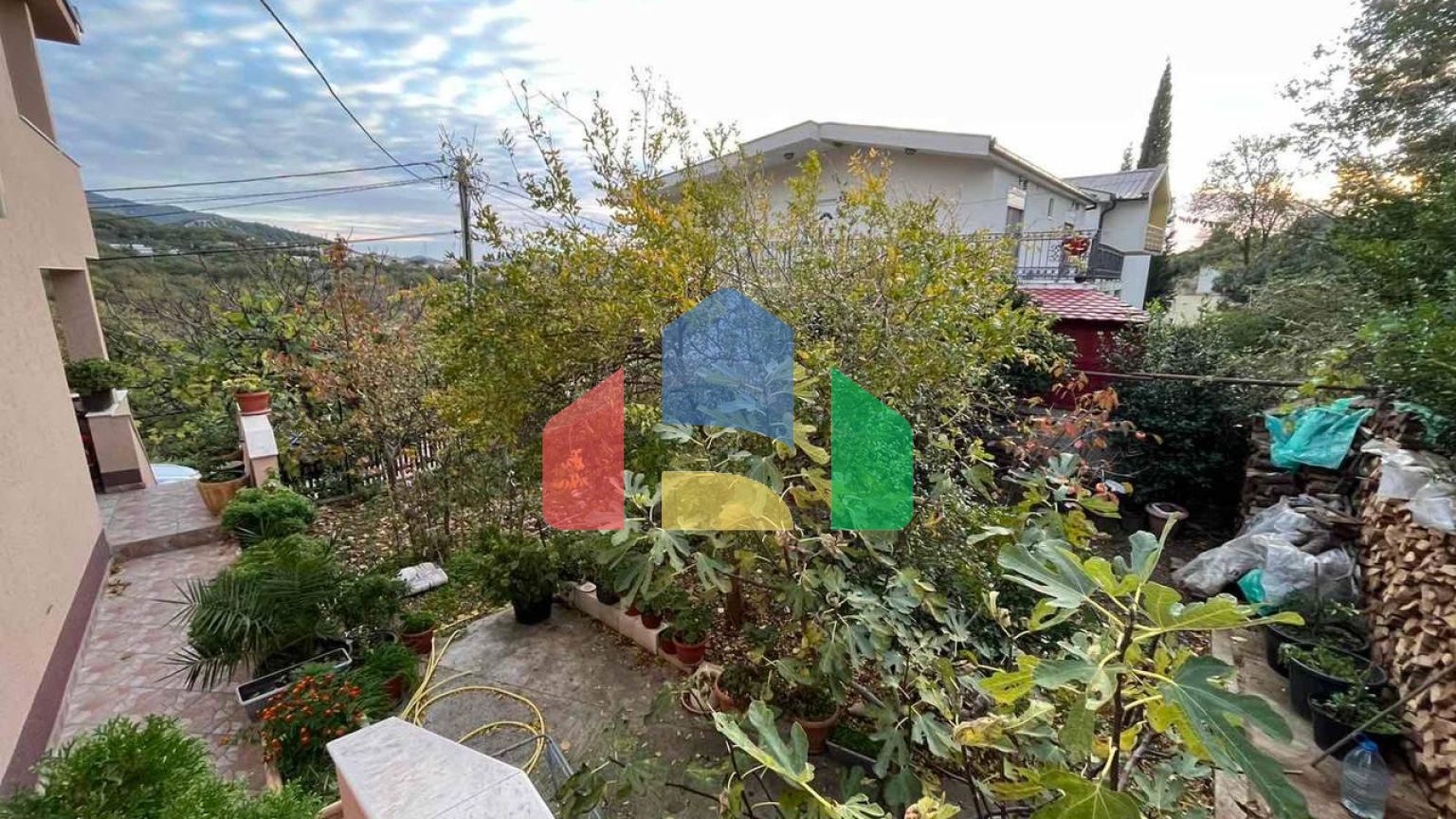 Трехэтажный дом с участком