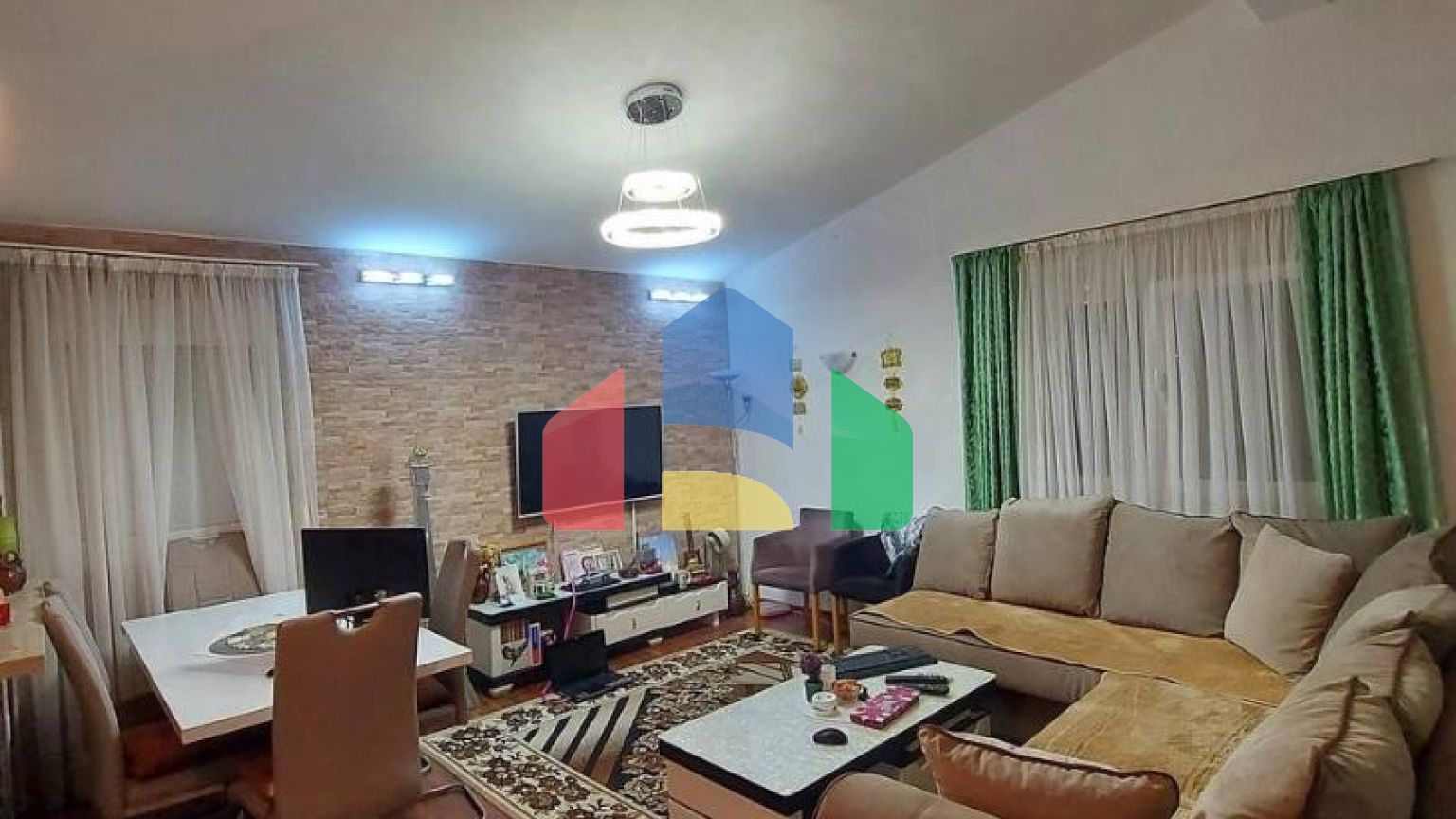 Трехэтажный дом с участком