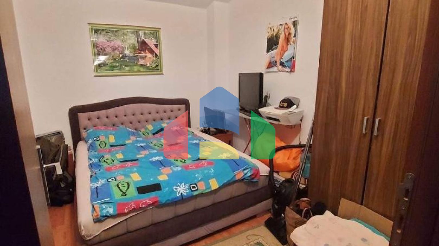 Трехэтажный дом с участком