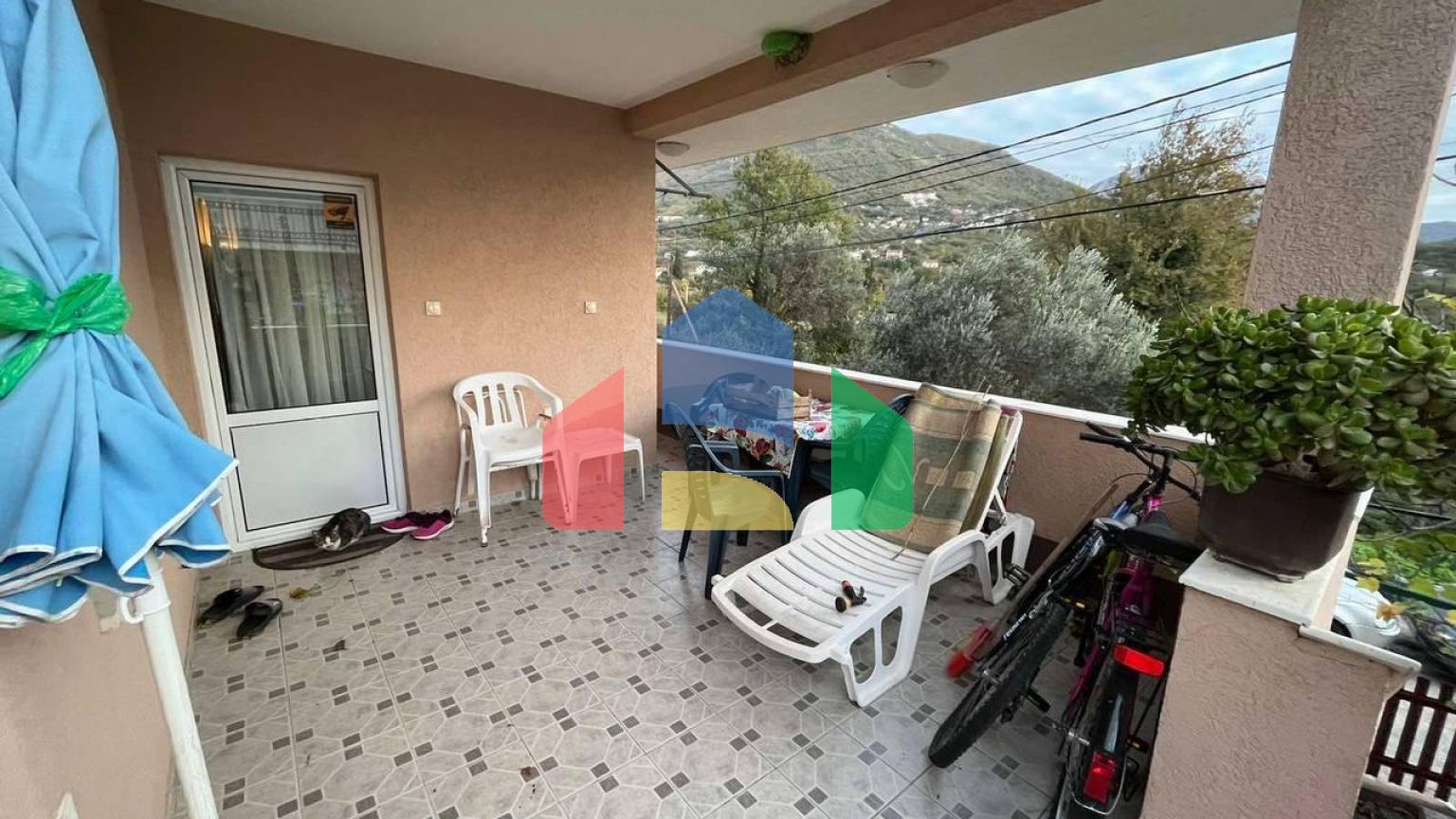 Трехэтажный дом с участком