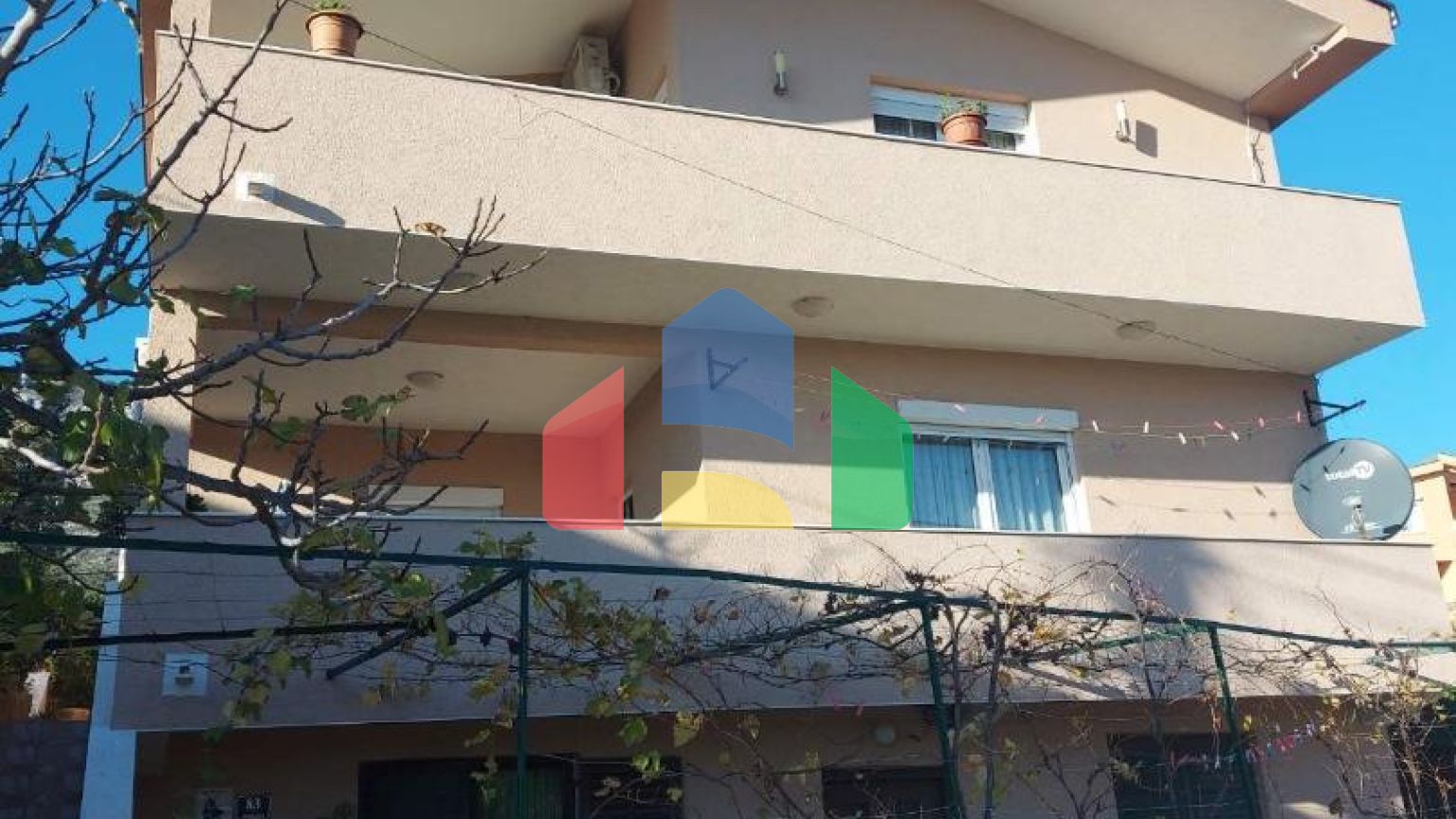 Трёхэтажный дом в Шушани, Барская ривьера.