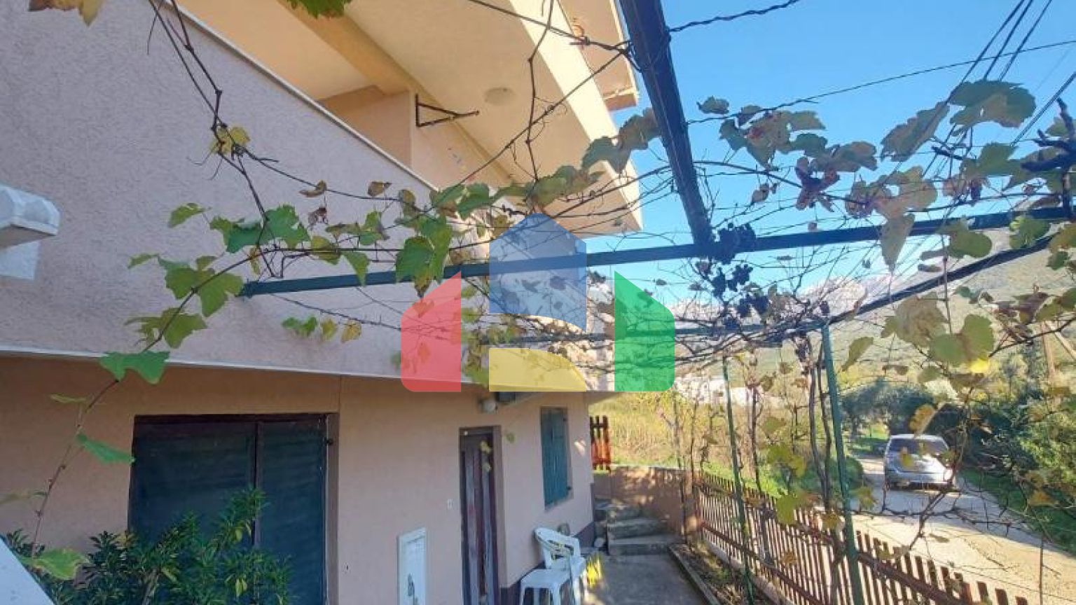 Трёхэтажный дом в Шушани, Барская ривьера.