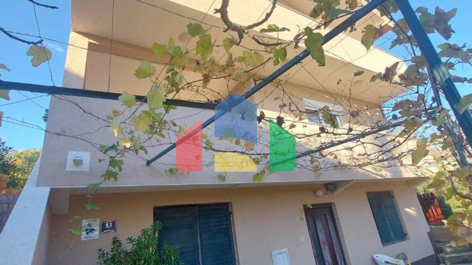 Трёхэтажный дом в Шушани, Барская ривьера.