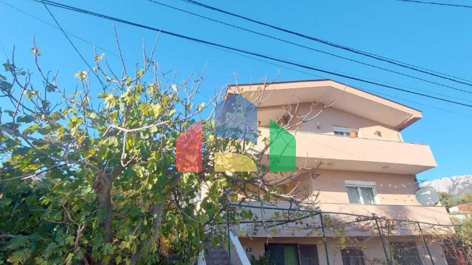 Трёхэтажный дом в Шушани, Барская ривьера.