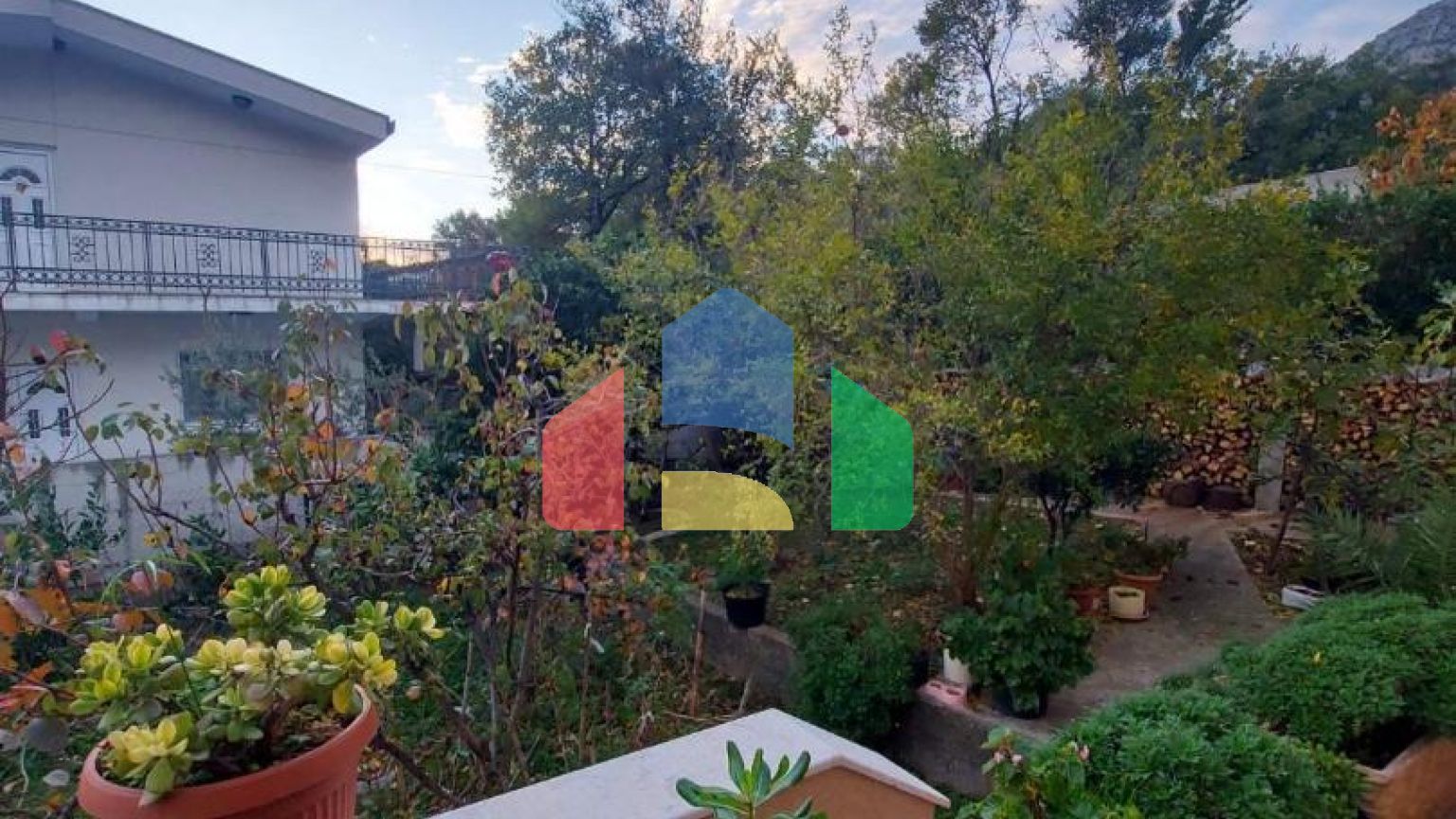 Трёхэтажный дом в Шушани, Барская ривьера.