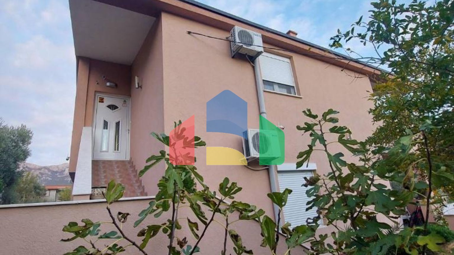 Трёхэтажный дом в Шушани, Барская ривьера.