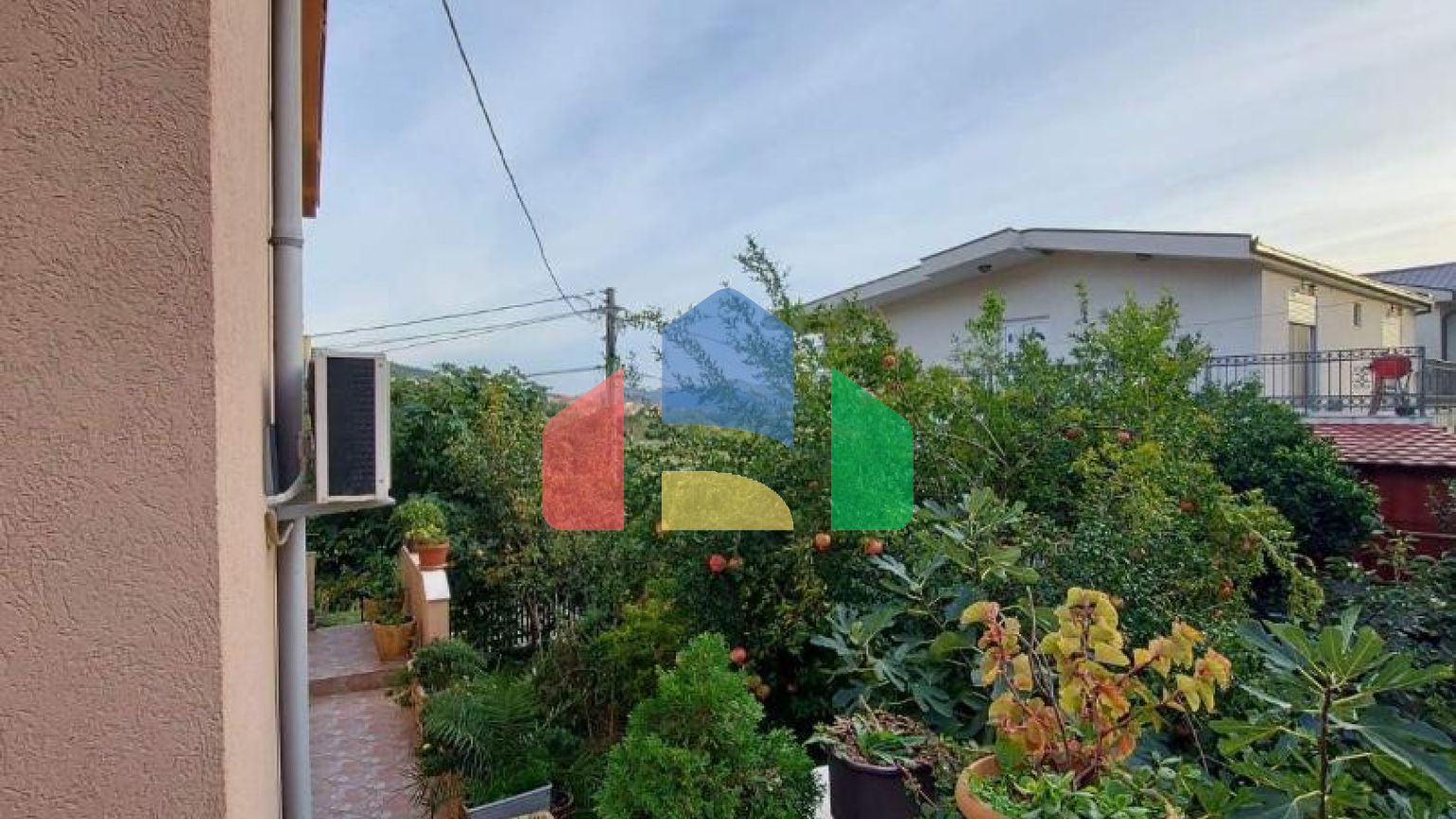 Трёхэтажный дом в Шушани, Барская ривьера.