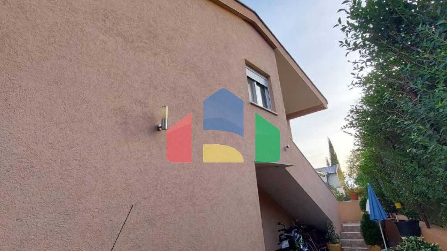 Трёхэтажный дом в Шушани, Барская ривьера.