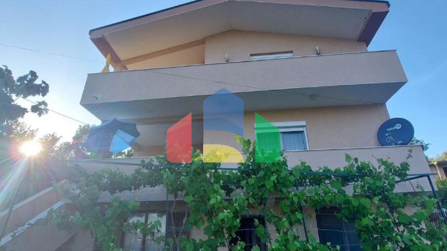 Трёхэтажный дом в Шушани, Барская ривьера.