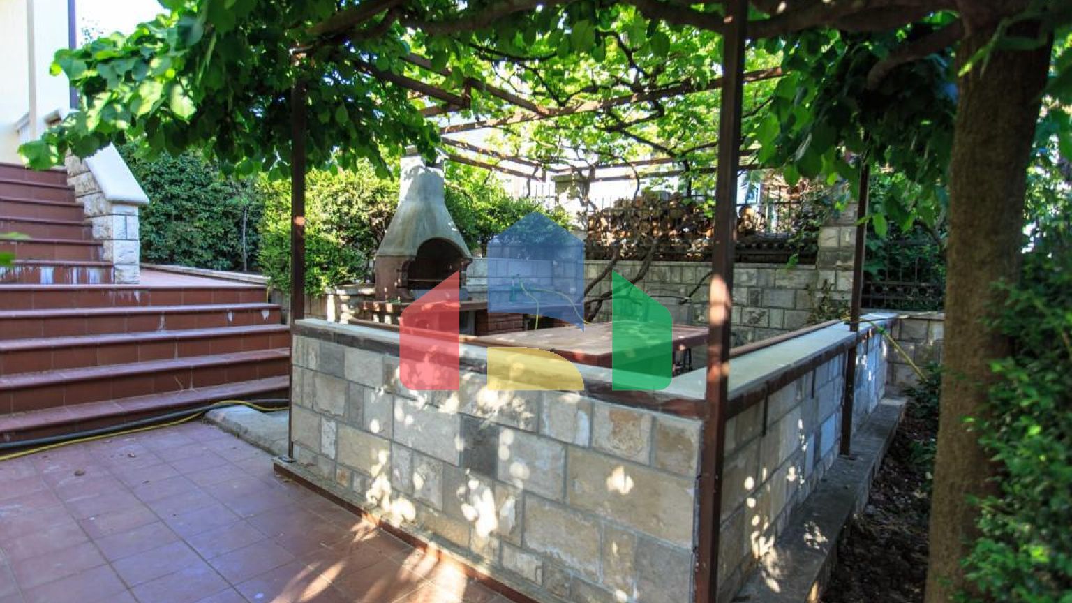 Семейный трехэтажный дом с видом на море и город в Баре, Шушань