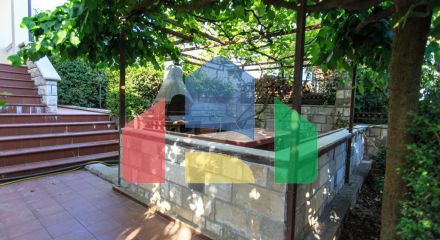 Семейный трехэтажный дом с видом на море и город в Баре, Шушань