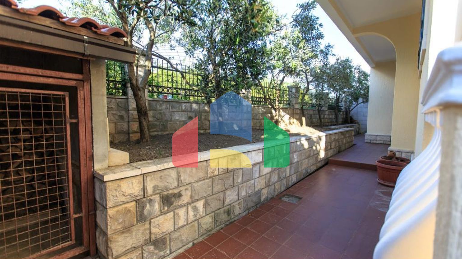 Семейный трехэтажный дом с видом на море и город в Баре, Шушань